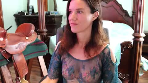 Snapshot of thornbury_rose chatting on November 29, 7:06 pm ThornburyRose online show from November 29, 7:06 pm