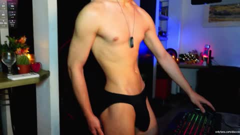 Snapshot of thoroughbredxx chatting on March 14, 5:18 pm L e a n d e r 25OFF ON MY OF online show from March 14, 5:18 pm