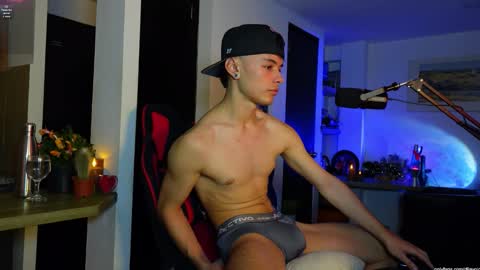 Snapshot of thoroughbredxx chatting on March 26, 2:17 am L e a n d e r 25OFF ON MY OF online show from March 26, 2:17 am
