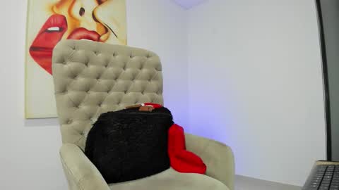 Snapshot of tiago_hannah chatting on December 4, 9:29 am carolina online show from December 4, 9:29 am