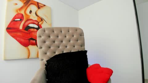 Snapshot of tiago_hannah chatting on April 9, 2:55 pm carolina online show from April 9, 2:55 pm