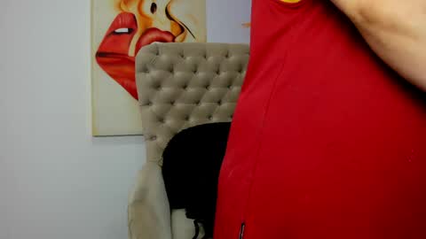 Snapshot of tiago_hannah chatting on April 15, 9:38 am carolina online show from April 15, 9:38 am