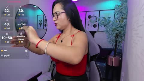 Snapshot of tiara_r chatting on May 7, 10:48 pm Tiara online show from May 7, 10:48 pm