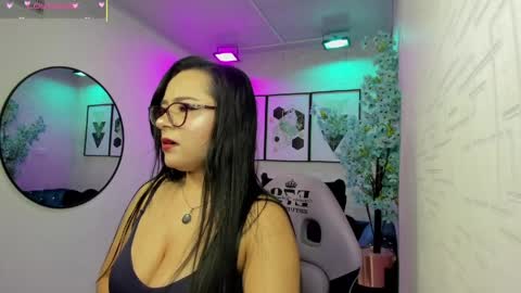 Snapshot of tiara_r chatting on May 24, 3:22 am Tiara online show from May 24, 3:22 am