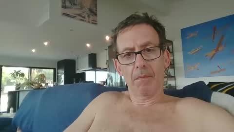 JustMe online show from December 31, 5:07 pm