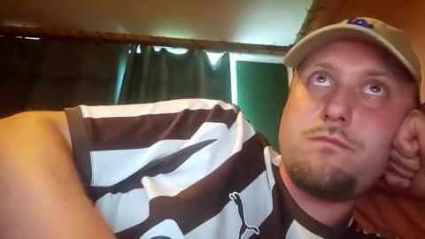 Snapshot of tieduphero chatting on May 11, 4:37 pm tieduphero online show from May 11, 4:37 pm