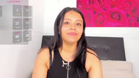 Snapshot of tiffanny_rose_ chatting on December 9, 7:07 pm Sara online show from December 9, 7:07 pm