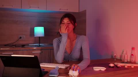 Snapshot of tiffantasy chatting on September 28, 5:40 pm Im here on Fridays Saturdays Sundays  online show from September 28, 5:40 pm