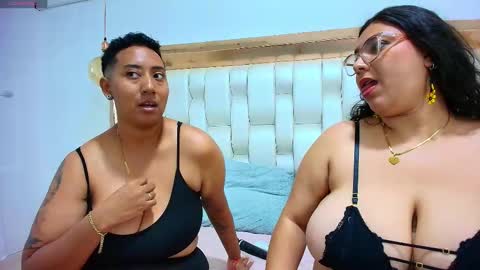 Snapshot of tiffantyandstacy chatting on November 19, 7:58 pm Tiffany and Stacy online show from November 19, 7:58 pm