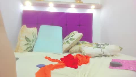 Snapshot of tiffany_hot19_ chatting on December 18, 2:32 am tiffany online show from December 18, 2:32 am