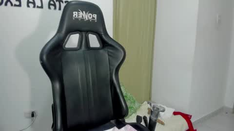 Snapshot of tiffany_hot19_ chatting on December 21, 8:28 am tiffany online show from December 21, 8:28 am