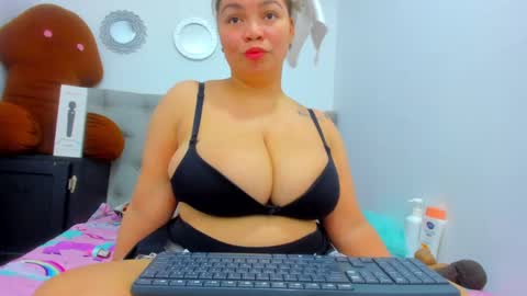 Snapshot of tiffany_hot19_ chatting on February 8, 12:06 pm tiffany online show from February 8, 12:06 pm