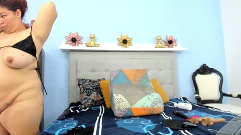 Snapshot of tiffany_hot19_ chatting on December 2, 1:44 am tiffany online show from December 2, 1:44 am