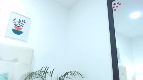 Snapshot of tiffanyfox_1 chatting on February 25, 12:03 pm Tifanny Fox online show from February 25, 12:03 pm