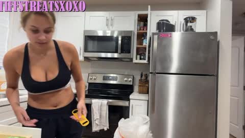 Tiffstreatsxoxo online show from May 2, 6:35 pm