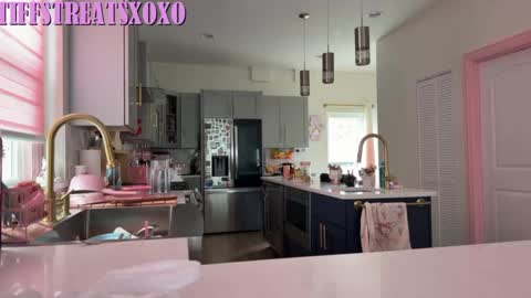 Snapshot of tiffstreatsxoxo chatting on June 26, 5:28 pm Tiffstreatsxoxo online show from June 26, 5:28 pm