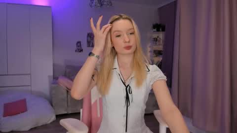 Snapshot of tiffy_fox chatting on December 2, 3:23 am Tiffany online show from December 2, 3:23 am