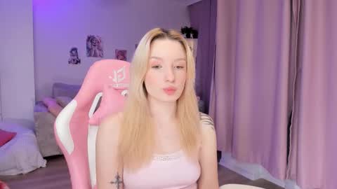 Snapshot of tiffy_fox chatting on December 15, 3:00 am Tiffany online show from December 15, 3:00 am