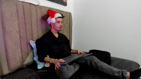 Snapshot of timothe_evans chatting on December 17, 3:56 am Evans online show from December 17, 3:56 am