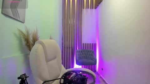 Snapshot of tinaajones_ chatting on December 15, 4:28 am Tina online show from December 15, 4:28 am