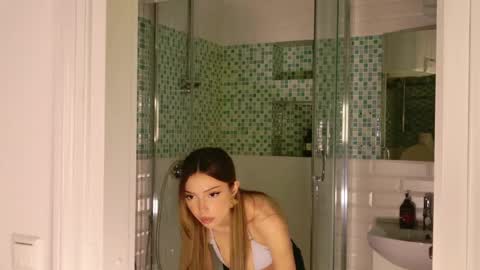 Snapshot of tinapie chatting on May 26, 1:40 pm Tina online show from May 26, 1:40 pm