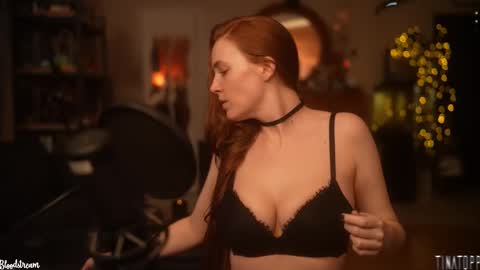 Snapshot of tinatopp chatting on March 31, 2:13 am Tina - online show from March 31, 2:13 am