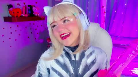 Snapshot of tiny__emmy chatting on February 17, 3:42 pm Emmy blue berry1 online show from February 17, 3:42 pm