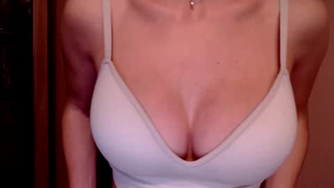 Snapshot of tiny_bb chatting on December 20, 5:51 pm Lily online show from December 20, 5:51 pm