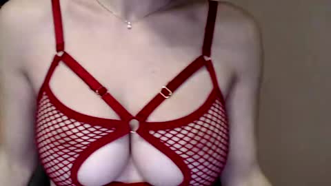 Snapshot of tiny_bb chatting on December 25, 5:05 pm Lily online show from December 25, 5:05 pm