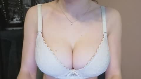 Snapshot of tiny_bb chatting on February 4, 12:51 am Lily online show from February 4, 12:51 am