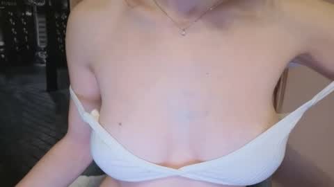 Snapshot of tiny_bb chatting on February 4, 10:24 pm Lily online show from February 4, 10:24 pm