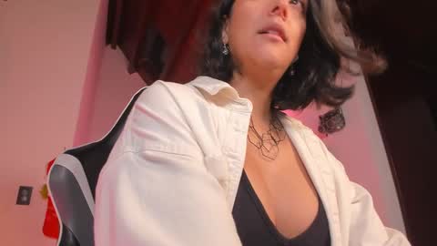 Snapshot of tiny_panther chatting on December 22, 2:17 am Ana Molly online show from December 22, 2:17 am