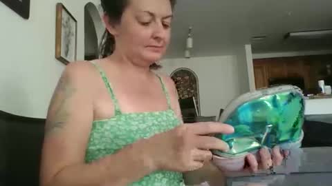 Snapshot of tinyassbossymilf chatting on April 17, 10:46 pm tinyassbossymilf online show from April 17, 10:46 pm