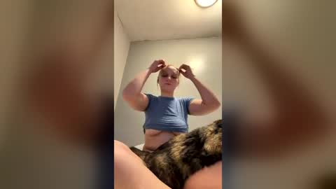 Snapshot of tinyblondebarbie chatting on June 17, 7:33 am tinyblondebarbie online show from June 17, 7:33 am