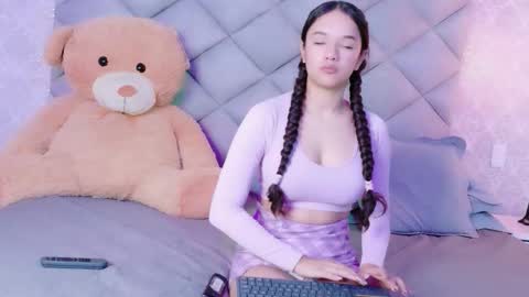 Snapshot of tinycurlqueen chatting on December 1, 7:19 pm TinyCurlQueen online show from December 1, 7:19 pm