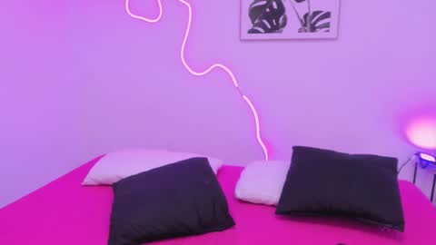 Snapshot of tinycurlqueen chatting on December 15, 1:37 pm TinyCurlQueen online show from December 15, 1:37 pm