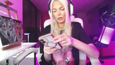 Snapshot of tinykylie chatting on October 23, 10:52 pm stage Kylie Sinner brand CLITBAIT online show from October 23, 10:52 pm