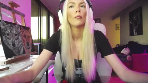 Snapshot of tinykylie chatting on October 24, 9:33 pm stage Kylie Sinner brand CLITBAIT online show from October 24, 9:33 pm