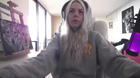 Snapshot of tinykylie chatting on October 26, 6:25 pm stage Kylie Sinner brand CLITBAIT online show from October 26, 6:25 pm