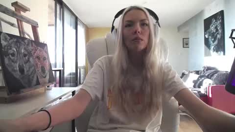 Snapshot of tinykylie chatting on October 27, 7:51 pm stage Kylie Sinner brand CLITBAIT online show from October 27, 7:51 pm