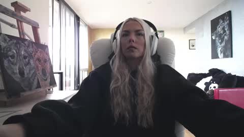 Snapshot of tinykylie chatting on October 28, 3:14 pm stage Kylie Sinner brand CLITBAIT online show from October 28, 3:14 pm