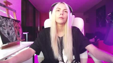 Snapshot of tinykylie chatting on October 30, 7:32 am stage Kylie Sinner brand CLITBAIT online show from October 30, 7:32 am