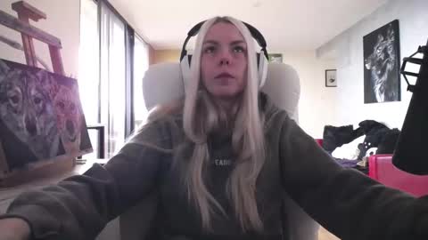 Snapshot of tinykylie chatting on October 30, 7:36 pm stage Kylie Sinner brand CLITBAIT online show from October 30, 7:36 pm