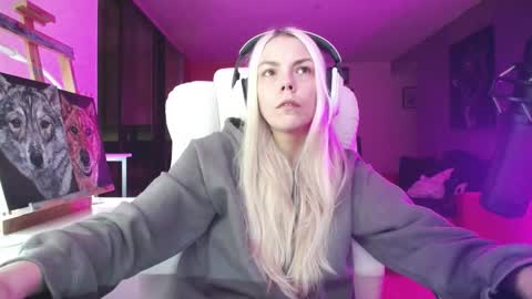 Snapshot of tinykylie chatting on October 31, 8:37 am stage Kylie Sinner brand CLITBAIT online show from October 31, 8:37 am