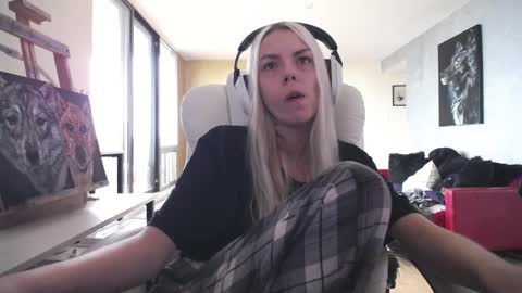 Snapshot of tinykylie chatting on November 1, 12:29 pm stage Kylie Sinner brand CLITBAIT online show from November 1, 12:29 pm