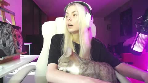 Snapshot of tinykylie chatting on November 2, 8:39 am stage Kylie Sinner brand CLITBAIT online show from November 2, 8:39 am