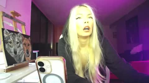 Snapshot of tinykylie chatting on November 3, 11:26 pm stage Kylie Sinner brand CLITBAIT online show from November 3, 11:26 pm