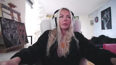 Snapshot of tinykylie chatting on November 8, 7:12 pm stage Kylie Sinner brand CLITBAIT online show from November 8, 7:12 pm