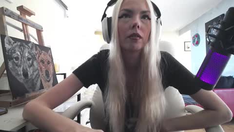 Snapshot of tinykylie chatting on November 9, 1:42 pm stage Kylie Sinner brand CLITBAIT online show from November 9, 1:42 pm