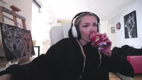 Snapshot of tinykylie chatting on November 10, 7:02 pm stage Kylie Sinner brand CLITBAIT online show from November 10, 7:02 pm